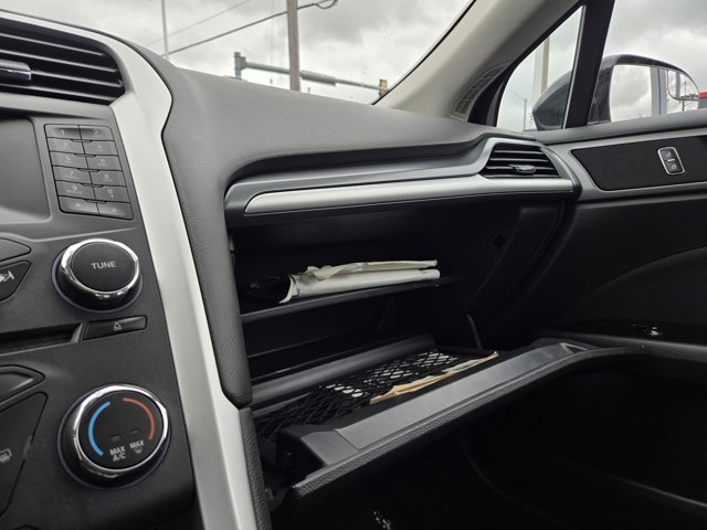 Used 2015 Ford Fusion SE FWD image 13