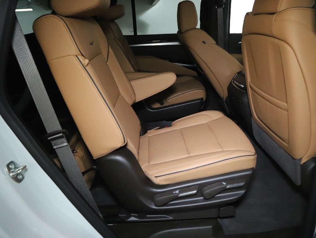 Used 2026 Cadillac Escalade Luxury w/ LPO, Floor Liner Package AWD/4WD image 37