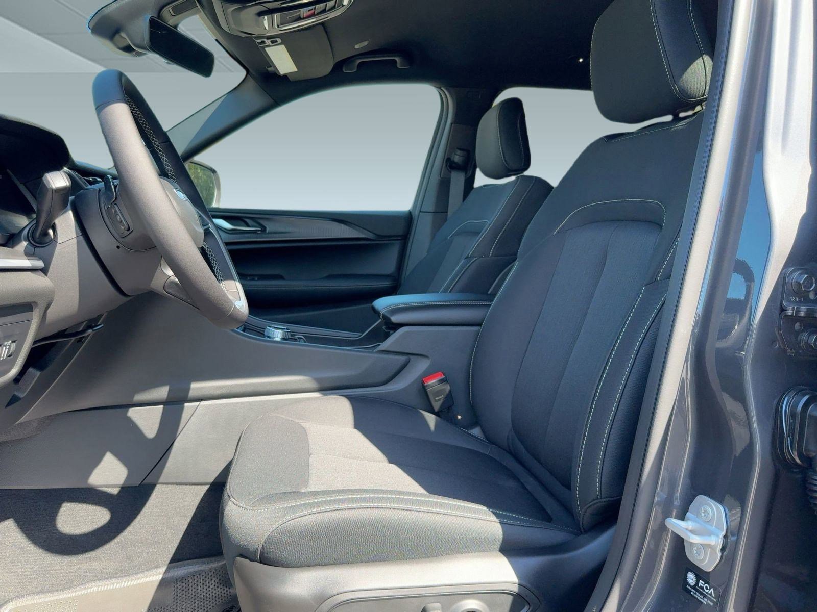 New 2025 Jeep Grand Cherokee L Laredo w/ Luxury Tech Group I image 5