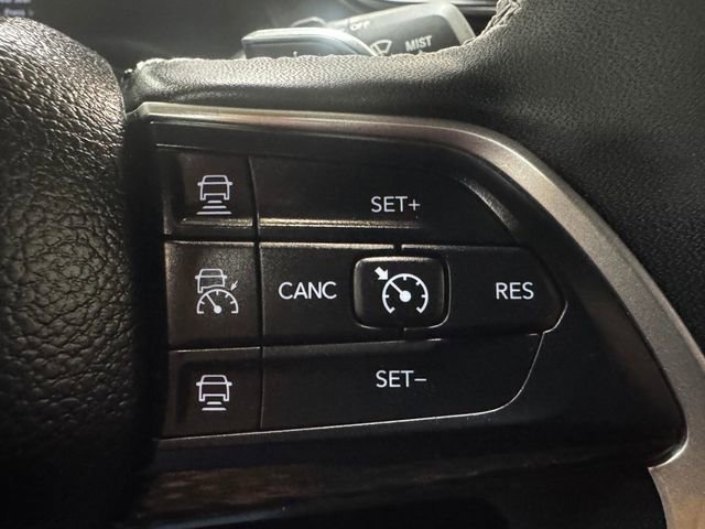 Used 2025 Jeep Grand Cherokee Altitude AWD/4WD image 19