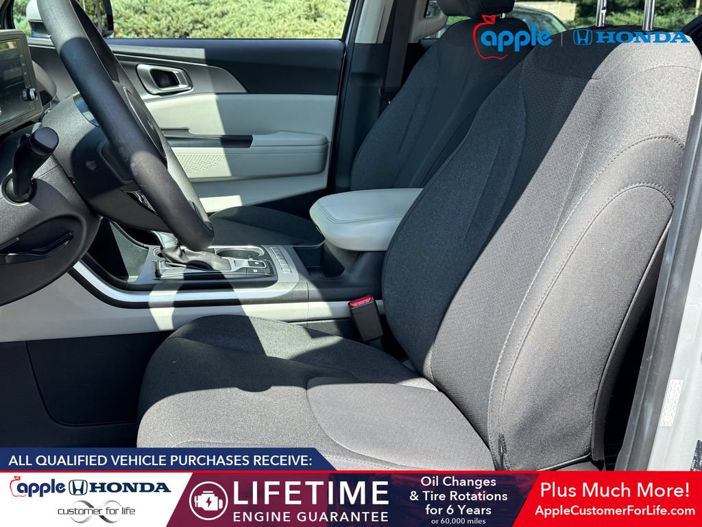 Used 2023 Kia Carnival LX FWD image 7