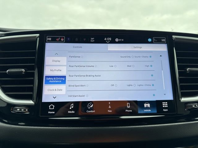 Used 2025 Chrysler Pacifica Limited image 34