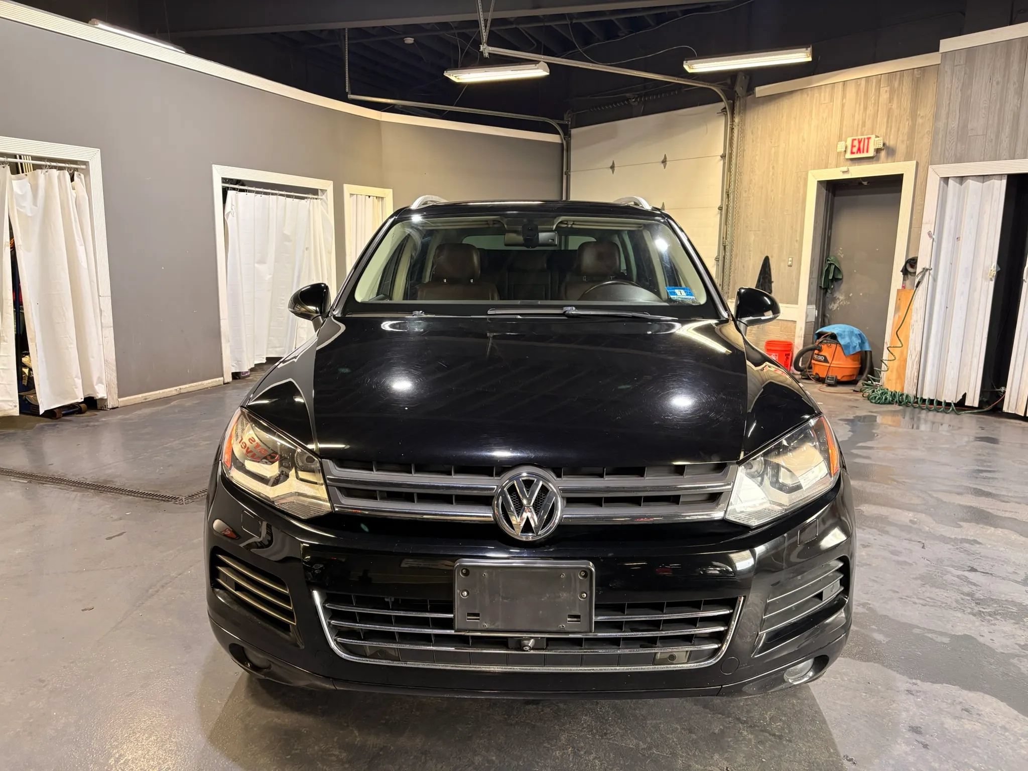Used 2014 Volkswagen Touareg Executive AWD/4WD image 2