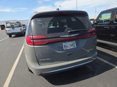 Used 2023 Chrysler Pacifica Limited FWD image 5