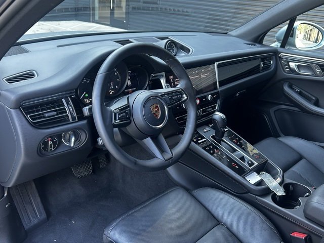 Certified 2025 Porsche Macan image 4