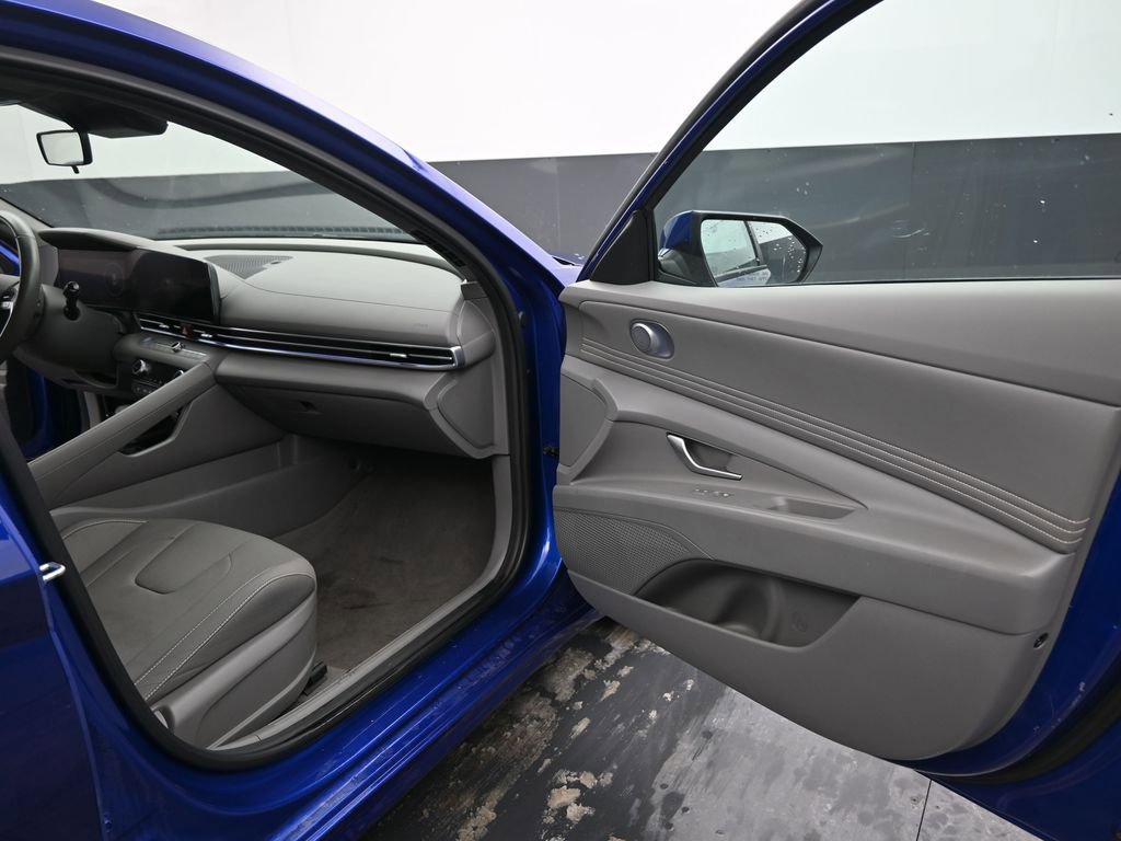 Used 2025 Hyundai Elantra SEL image 18