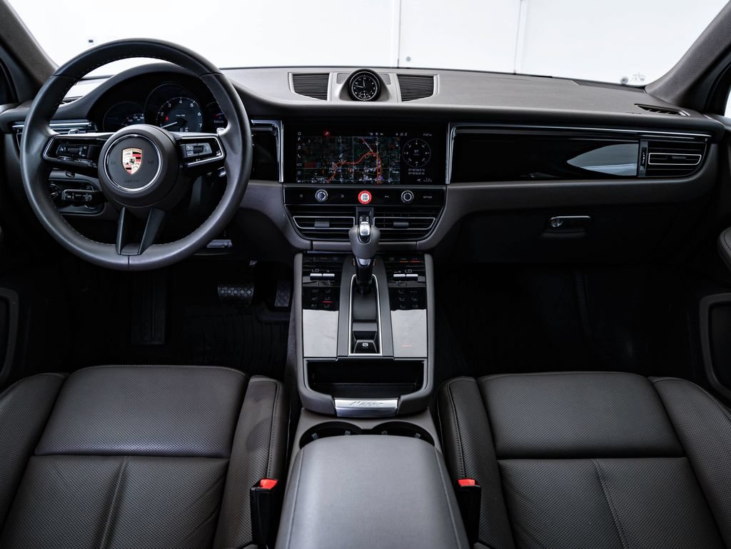 Certified 2025 Porsche Macan AWD/4WD image 6