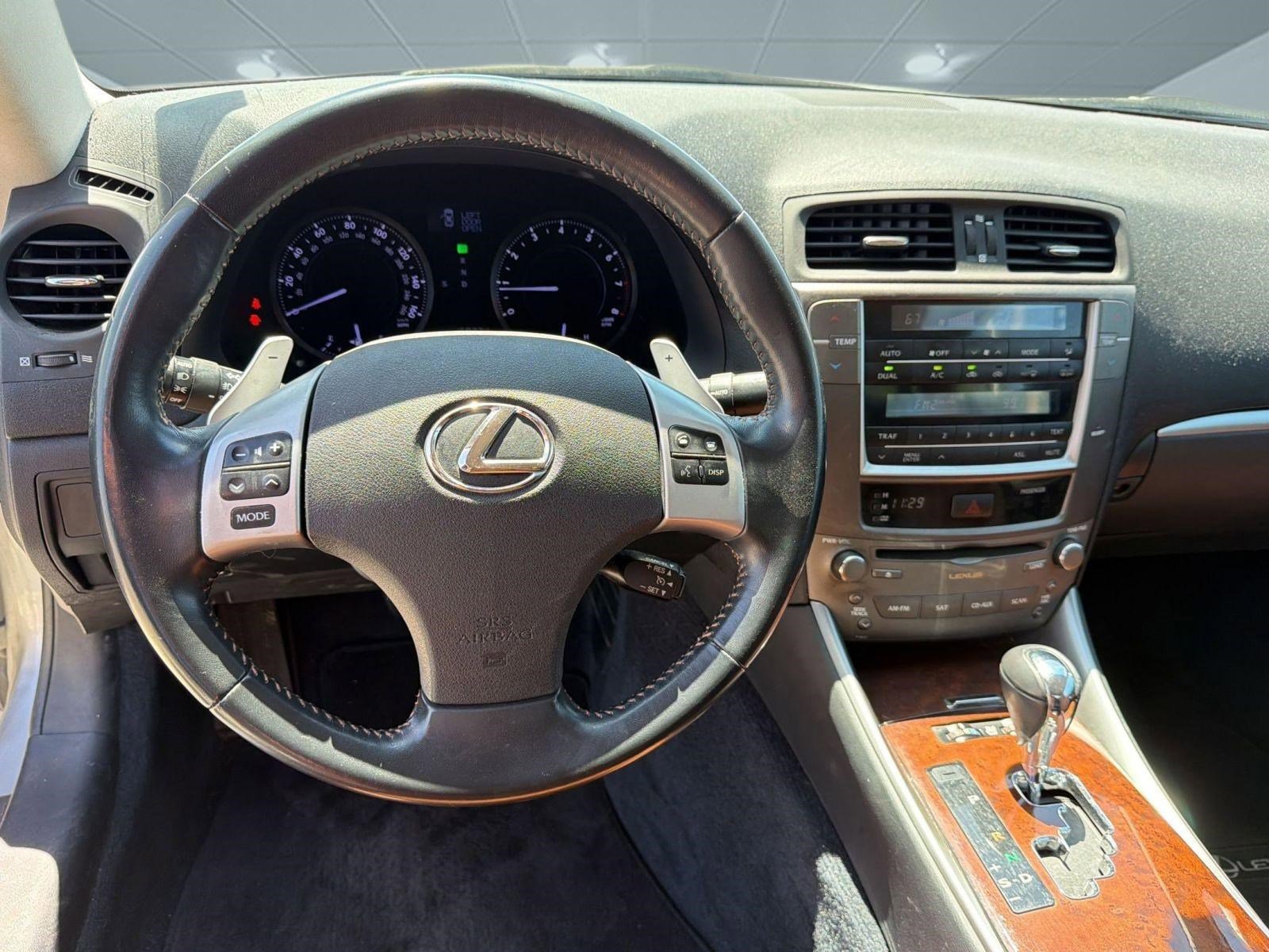 Used 2013 Lexus IS 250C w/ Luxury Pkg RWD image 2