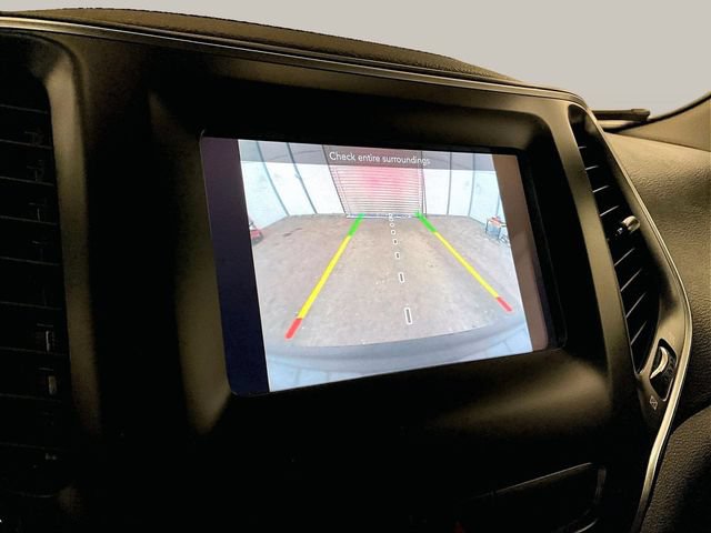 Used 2019 Jeep Cherokee Latitude Plus w/ Cold Weather Group AWD/4WD image 20