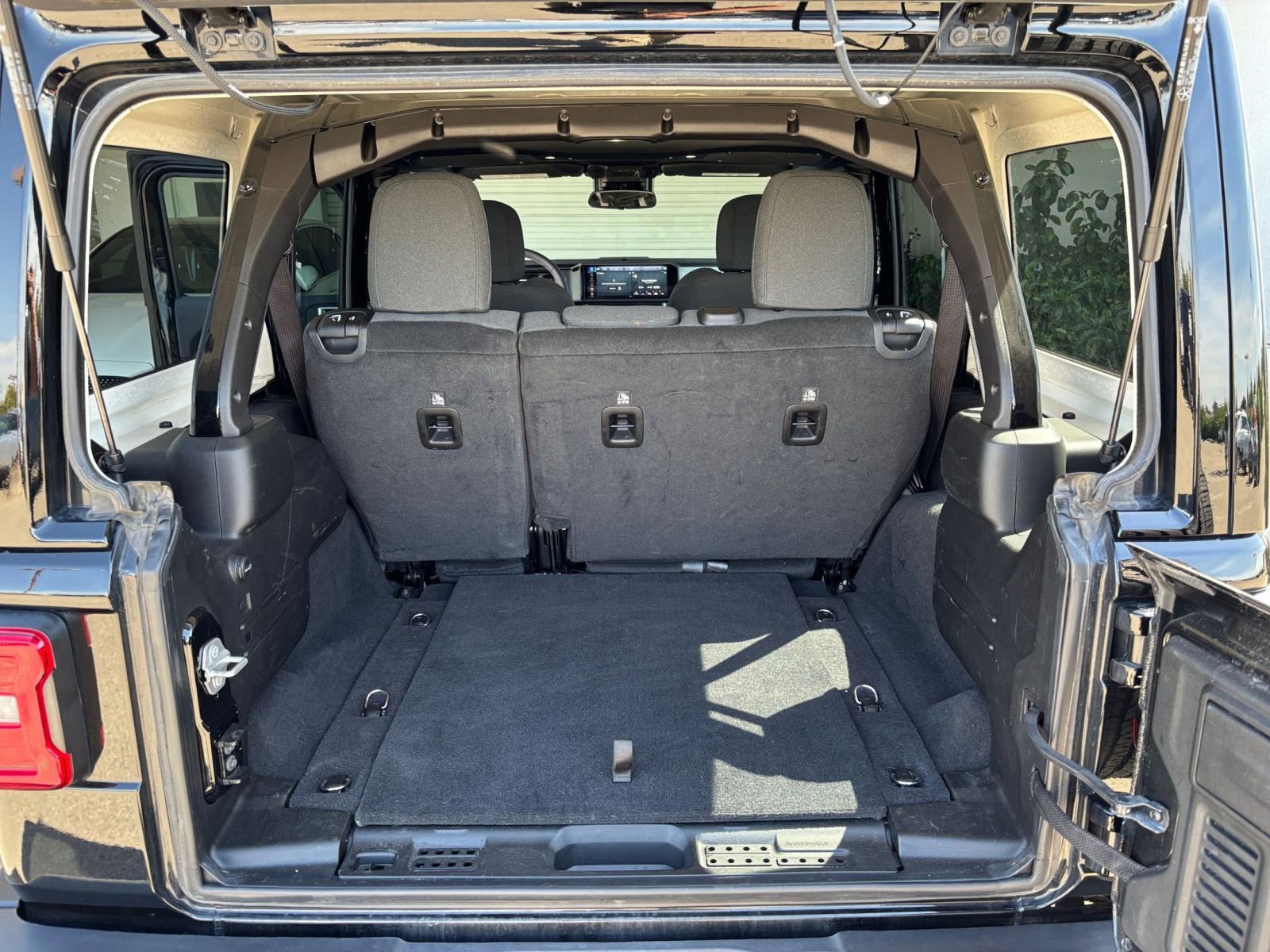 Used 2025 Jeep Wrangler Unlimited Sahara AWD/4WD image 31