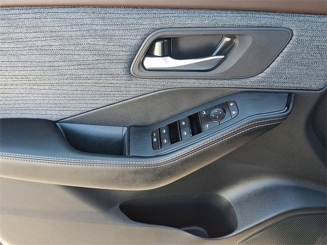 Used 2023 Nissan Rogue SV image 10