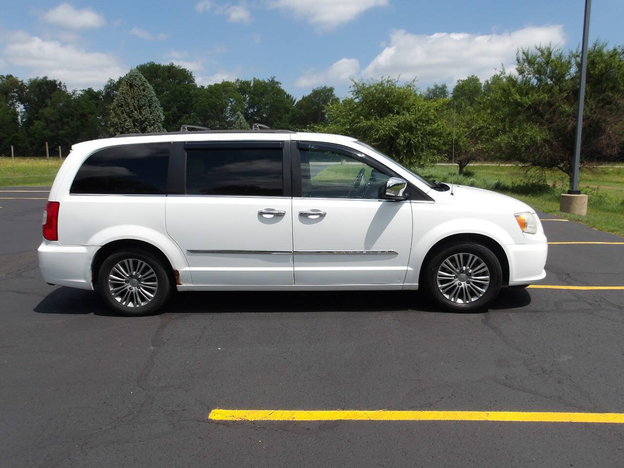 Used 2014 Chrysler Town & Country Touring-L w/ Trailer Tow Group FWD image 2