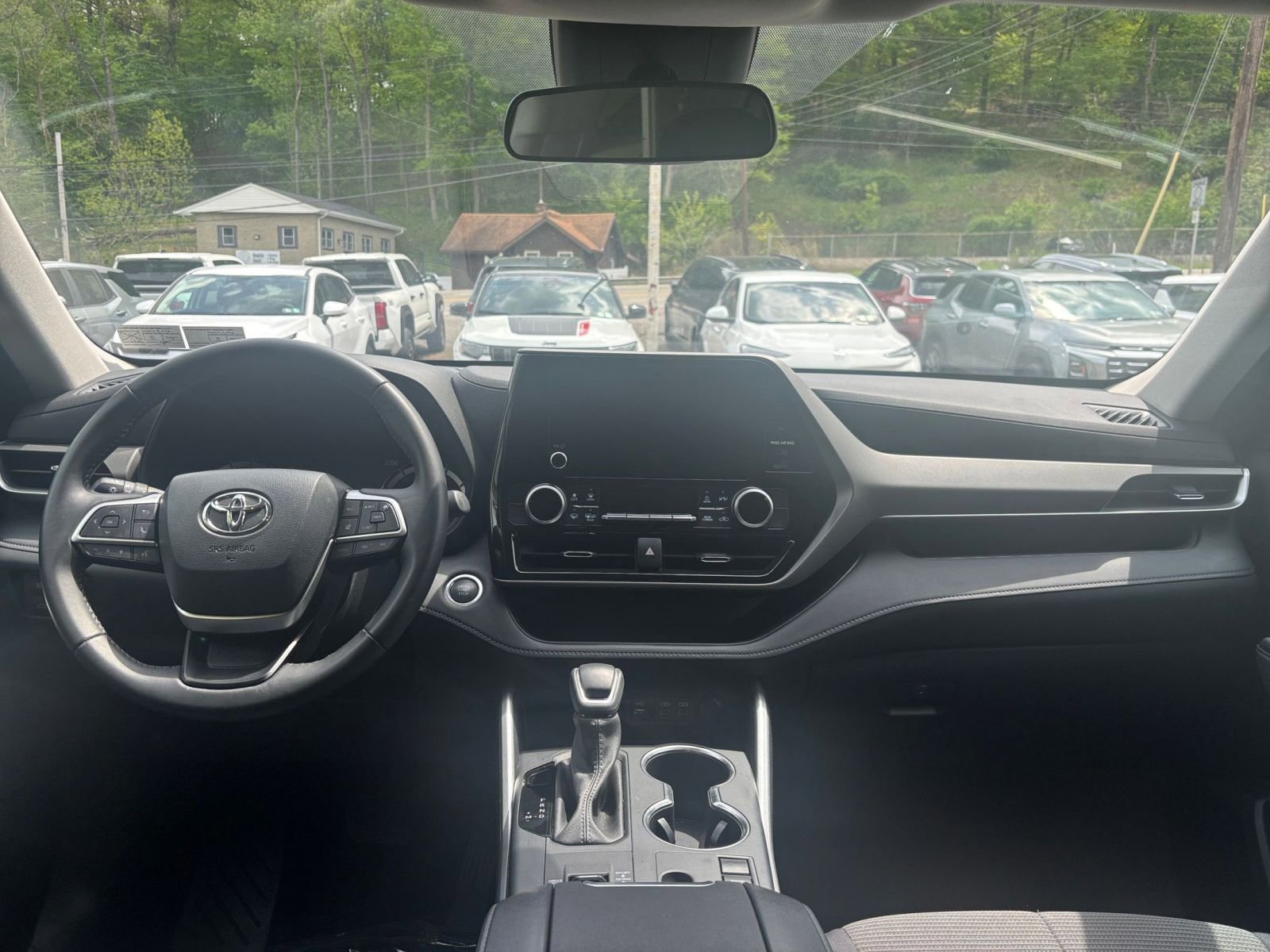 Used 2025 Toyota Highlander LE FWD image 37