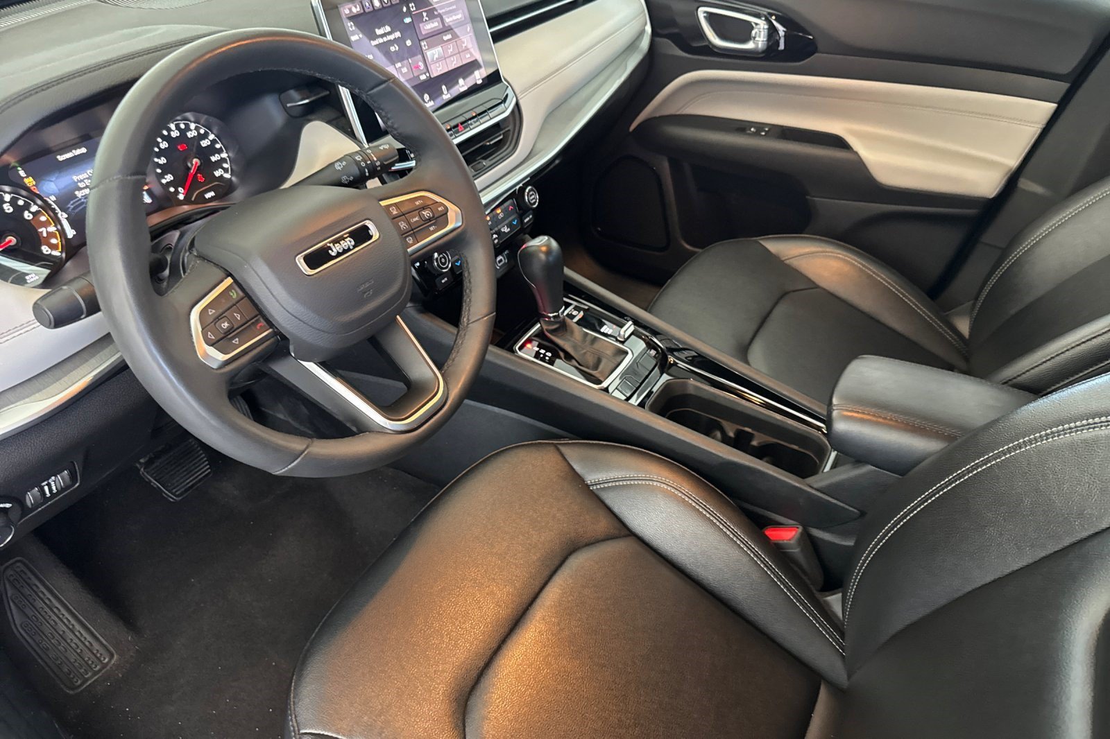 Used 2025 Jeep Compass Limited AWD/4WD image 4