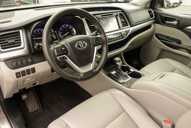 Used 2015 Toyota Highlander XLE image 12