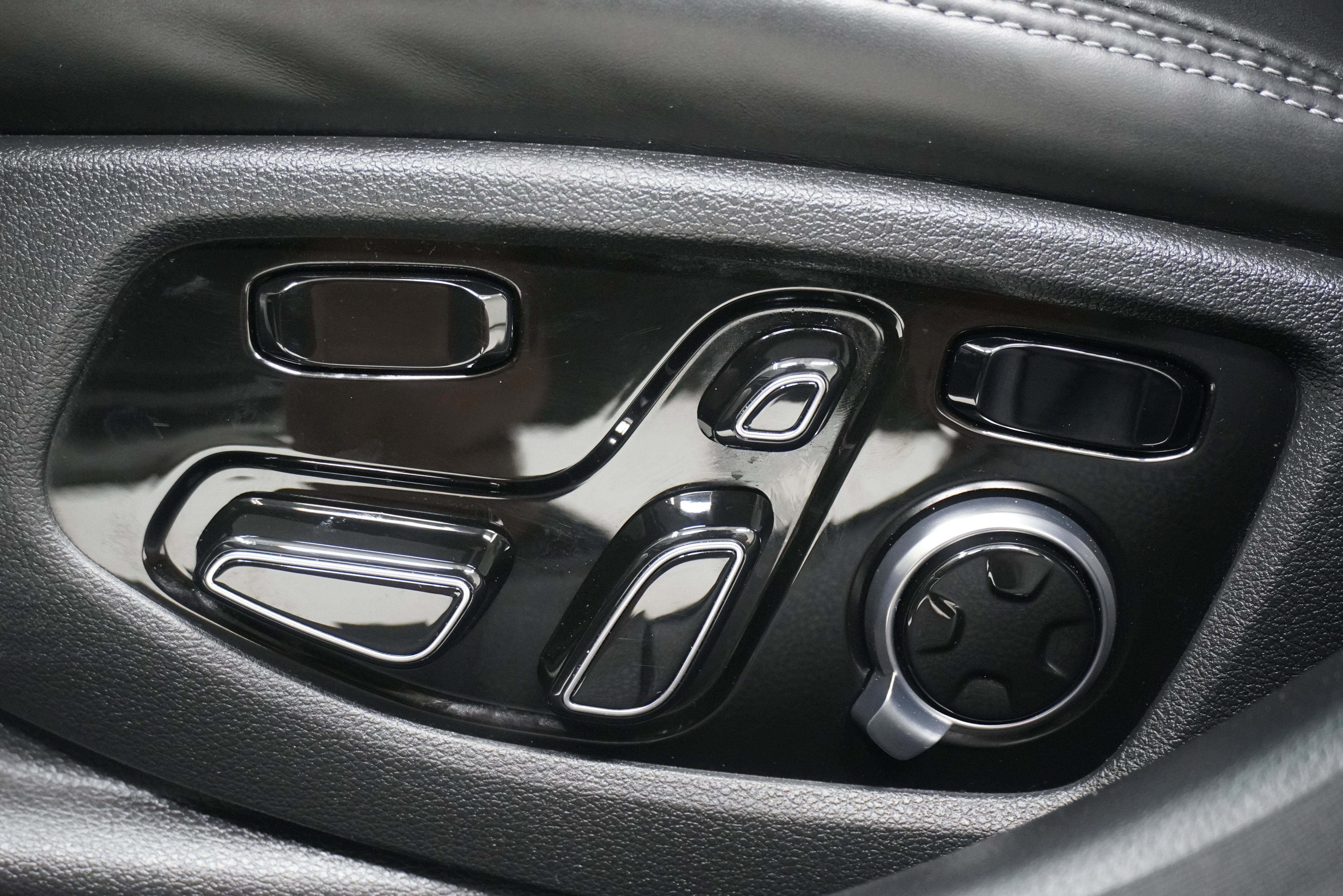 Used 2019 Genesis G90 3.3T Premium image 14