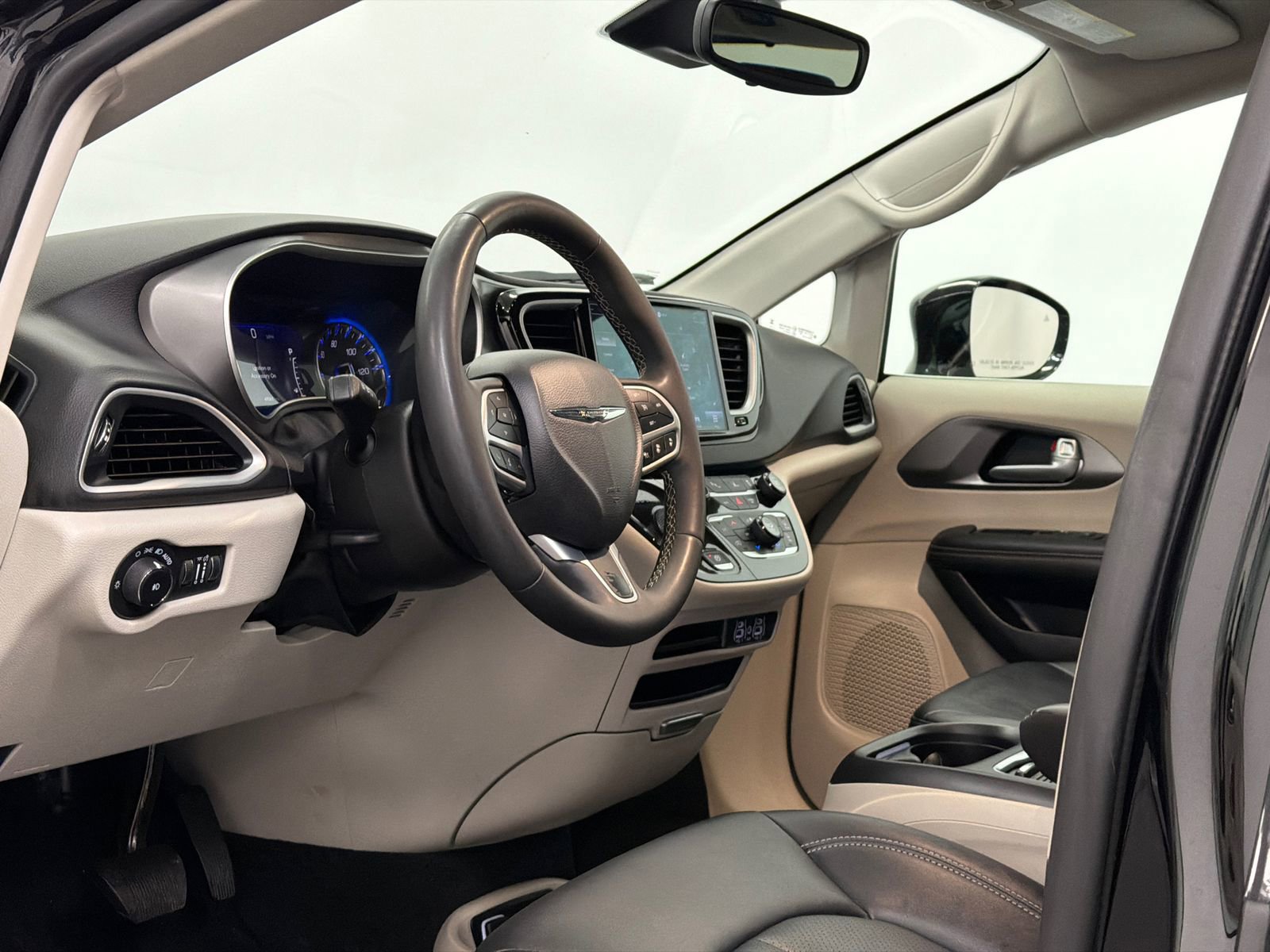 Used 2024 Chrysler Pacifica Touring-L image 14