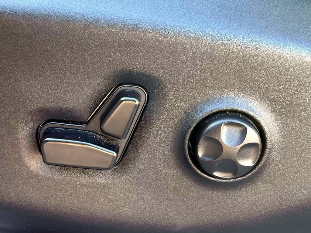 Used 2023 Chrysler Pacifica Touring-L image 18