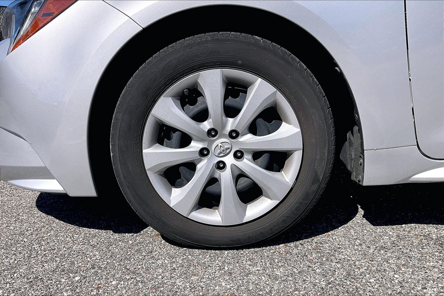 Used 2022 Toyota Corolla LE FWD image 3