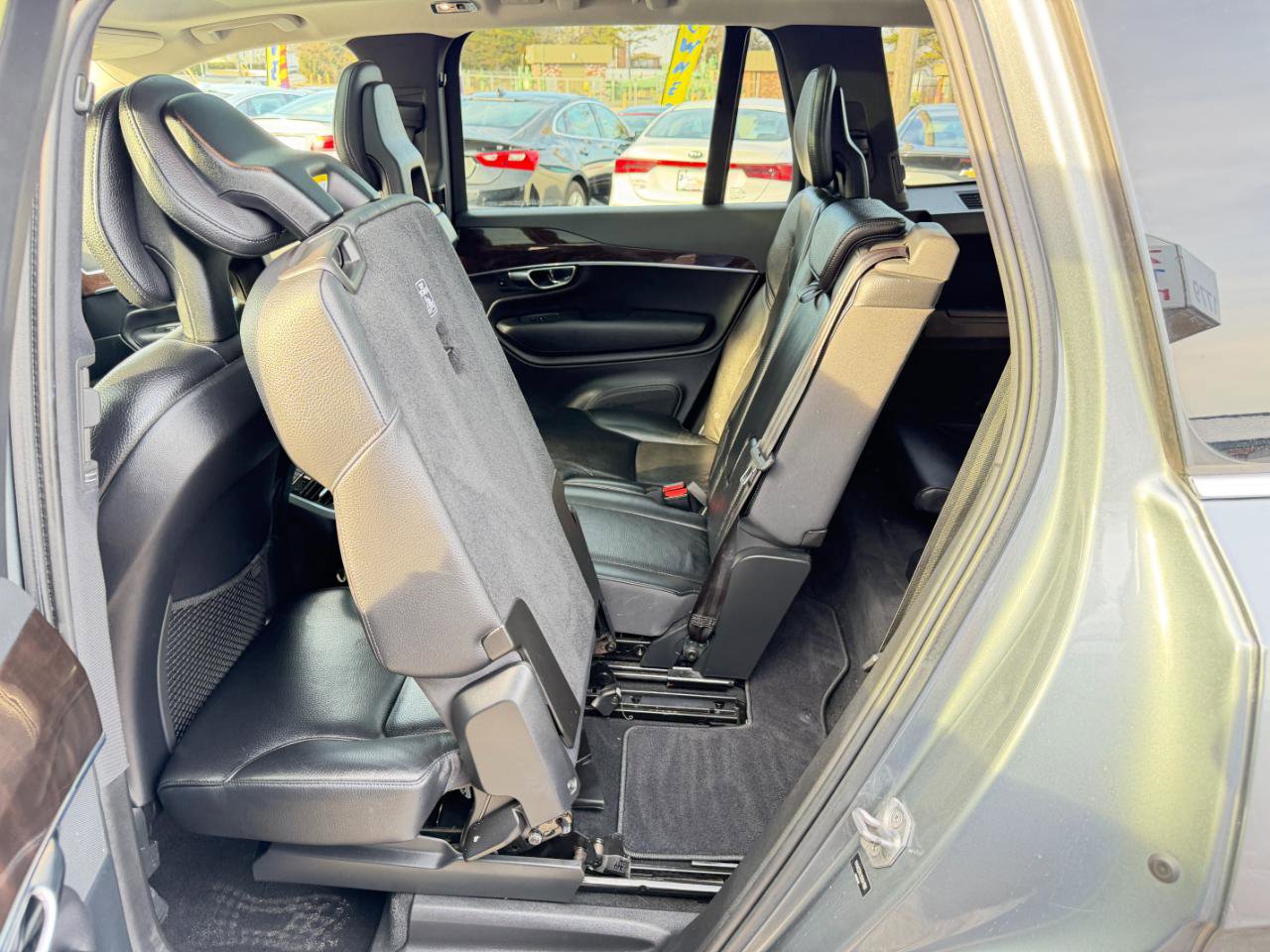 Used 2016 Volvo XC90 T6 Momentum w/ Momentum Plus Package AWD/4WD image 31