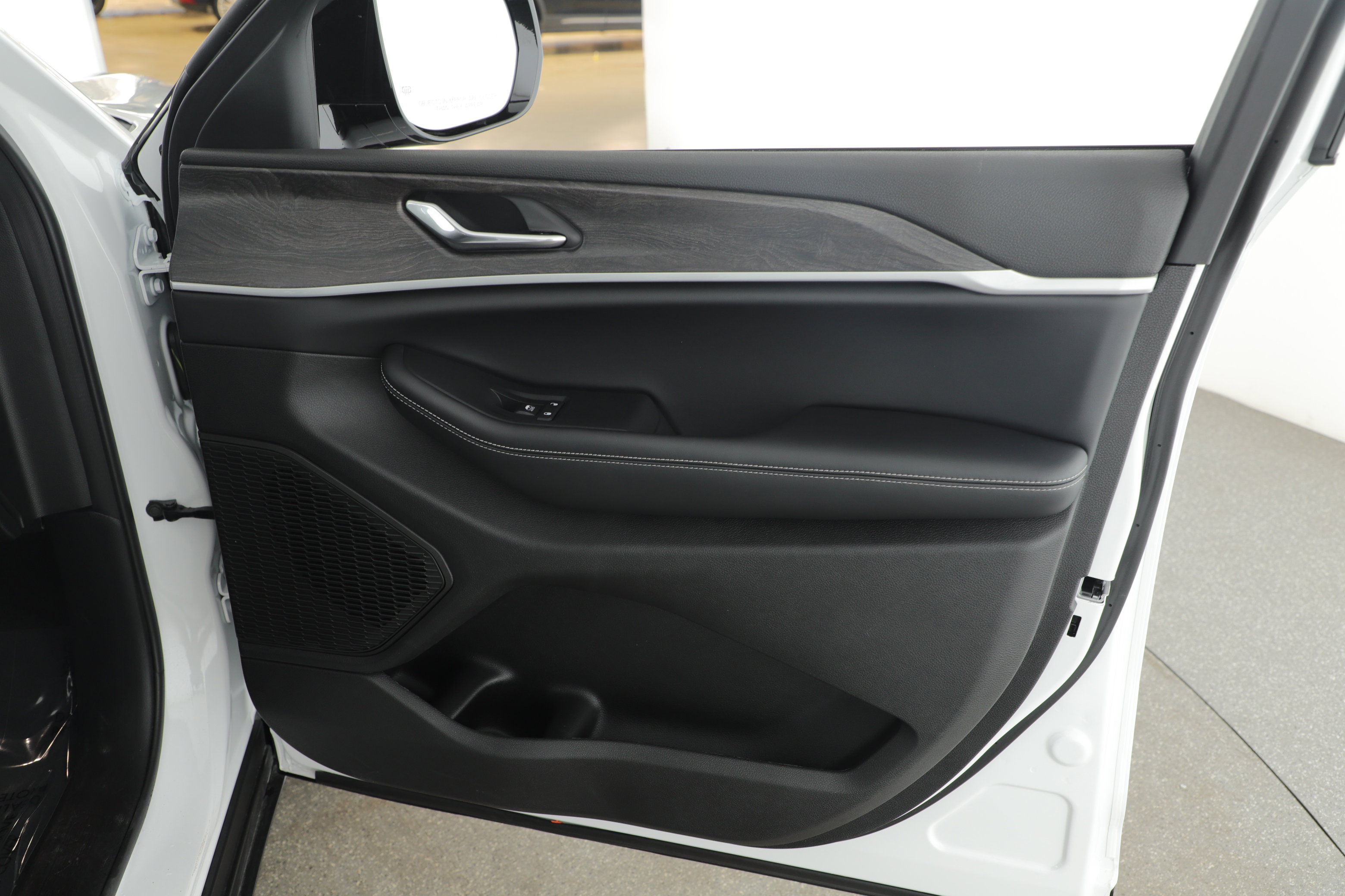 Used 2025 Jeep Grand Cherokee Limited w/ Trailer Tow Package image 12