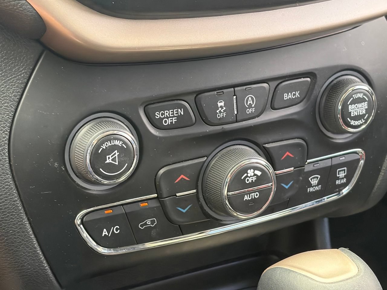 Used 2018 Jeep Cherokee Limited w/ Technology Group AWD/4WD image 12
