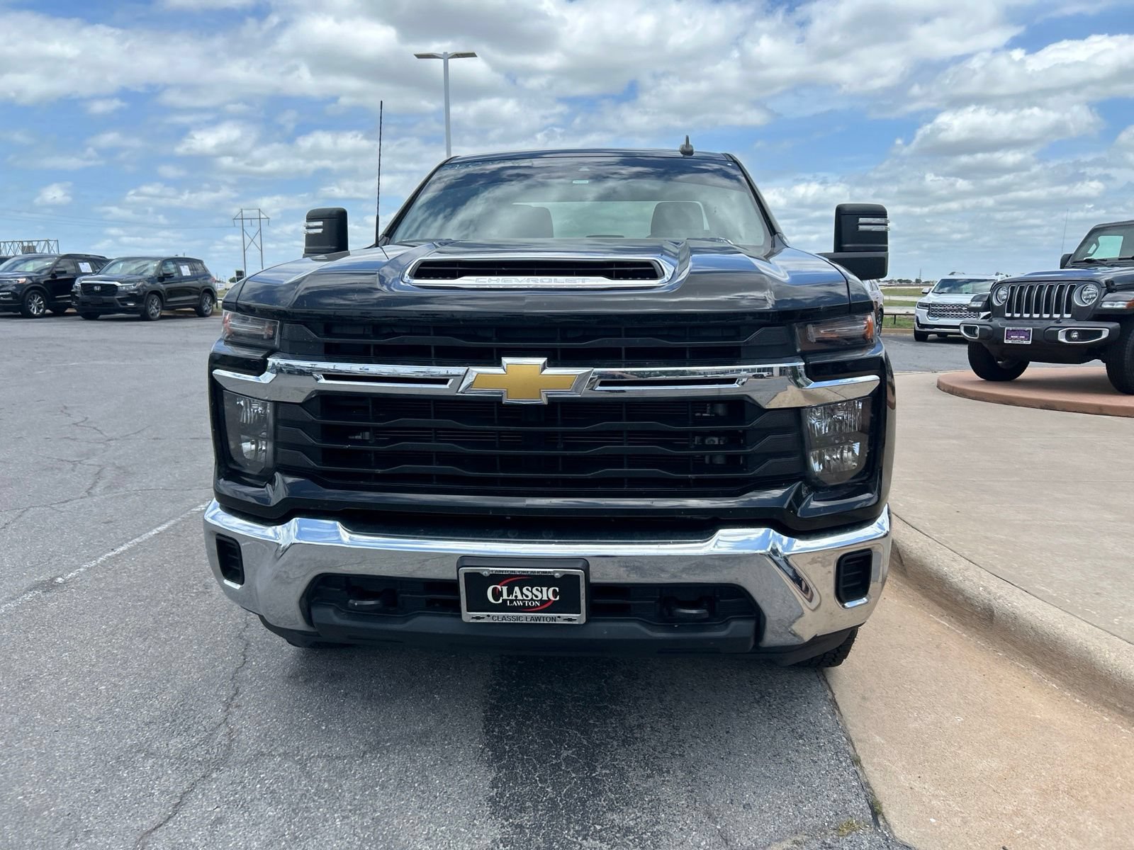Used 2024 Chevrolet Silverado 2500 LT AWD/4WD image 2