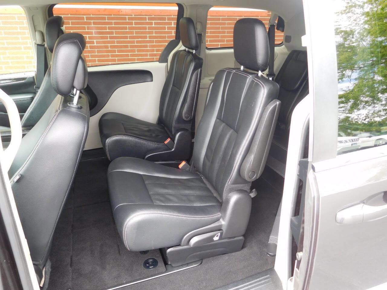 Used 2016 Chrysler Town & Country Touring image 6