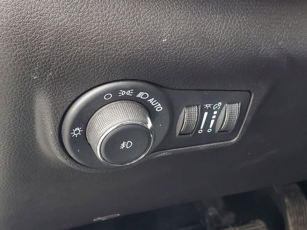 Used 2023 Jeep Compass Limited image 17