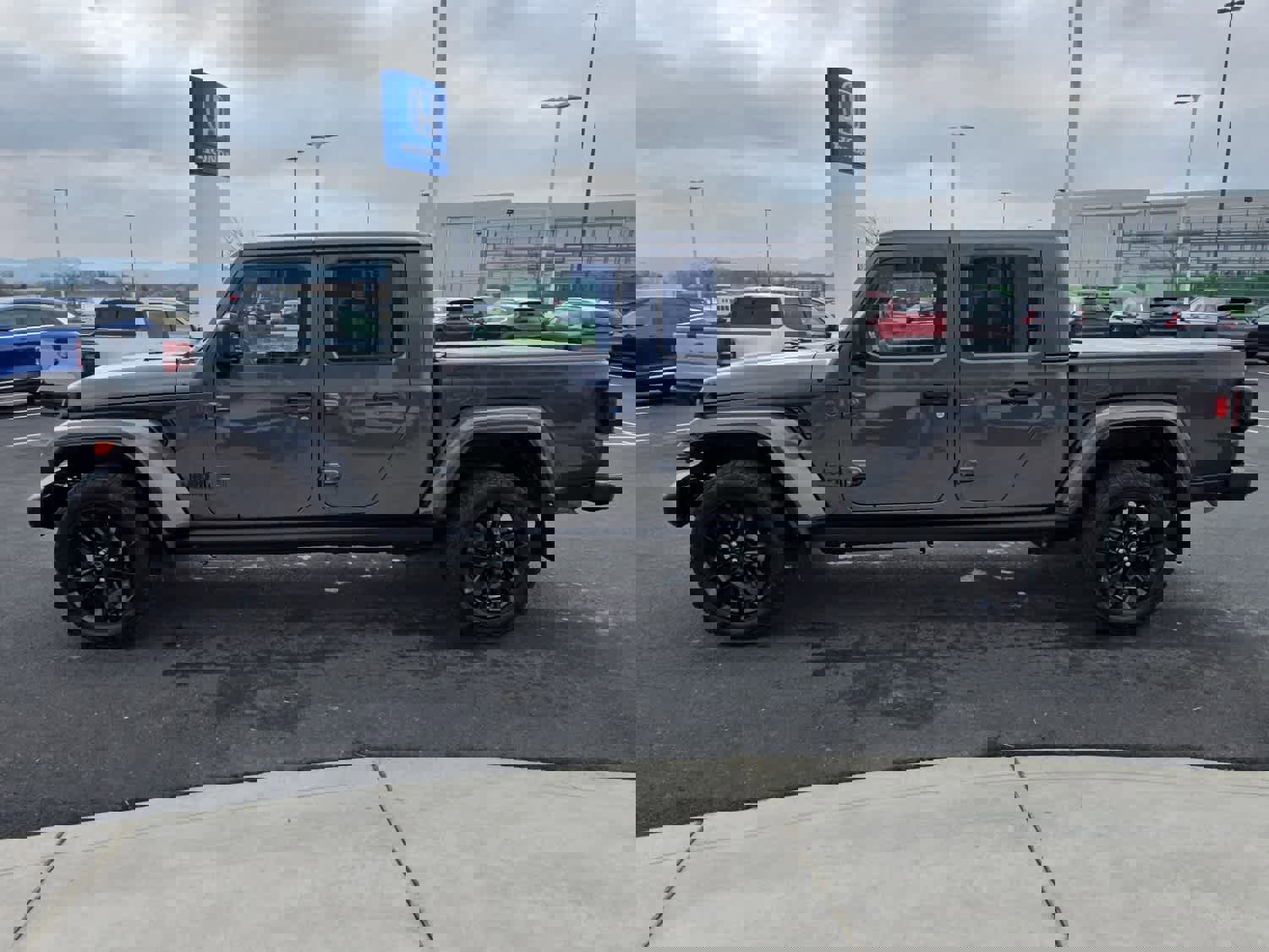 Used 2025 Jeep Gladiator Sport image 2