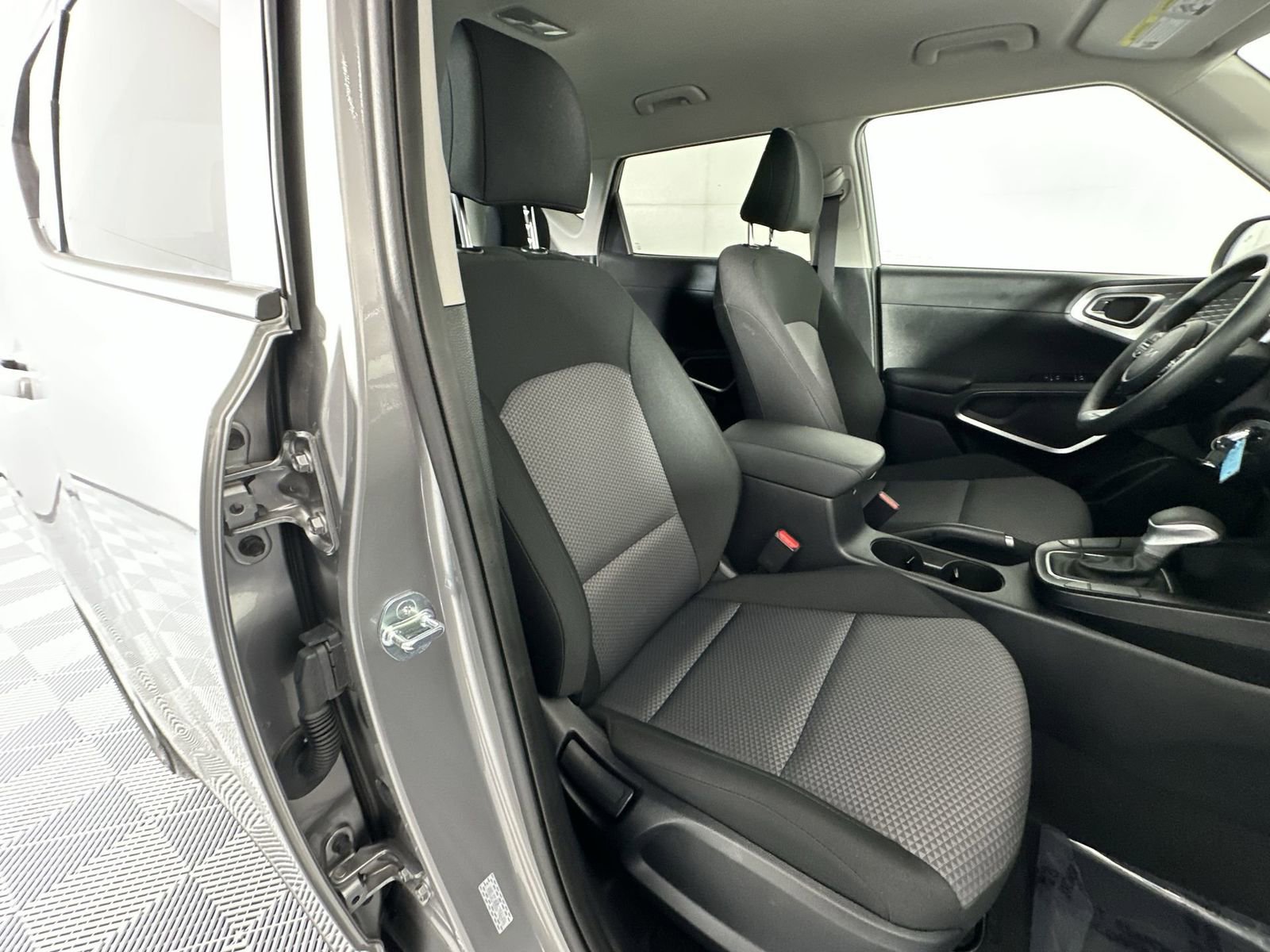 Used 2025 Kia Soul LX w/ LX Technology Package FWD image 27