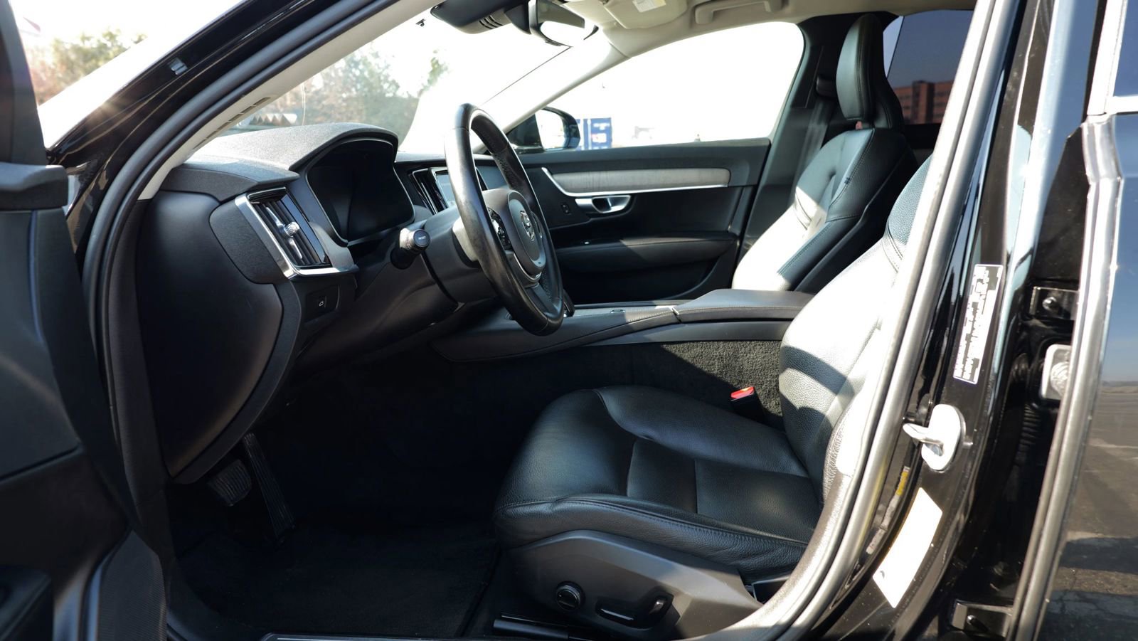 Used 2023 Volvo S90 B6 Plus image 16