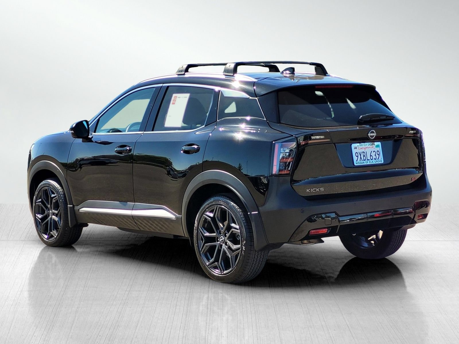 Used 2025 Nissan Kicks SR FWD image 9