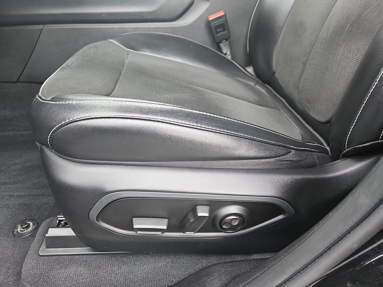 Used 2023 Jeep Grand Cherokee L Laredo RWD image 18