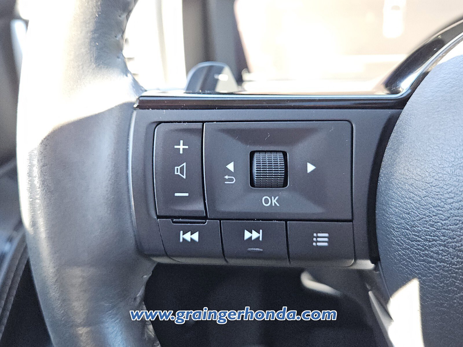 Used 2024 Nissan Rogue Platinum image 19