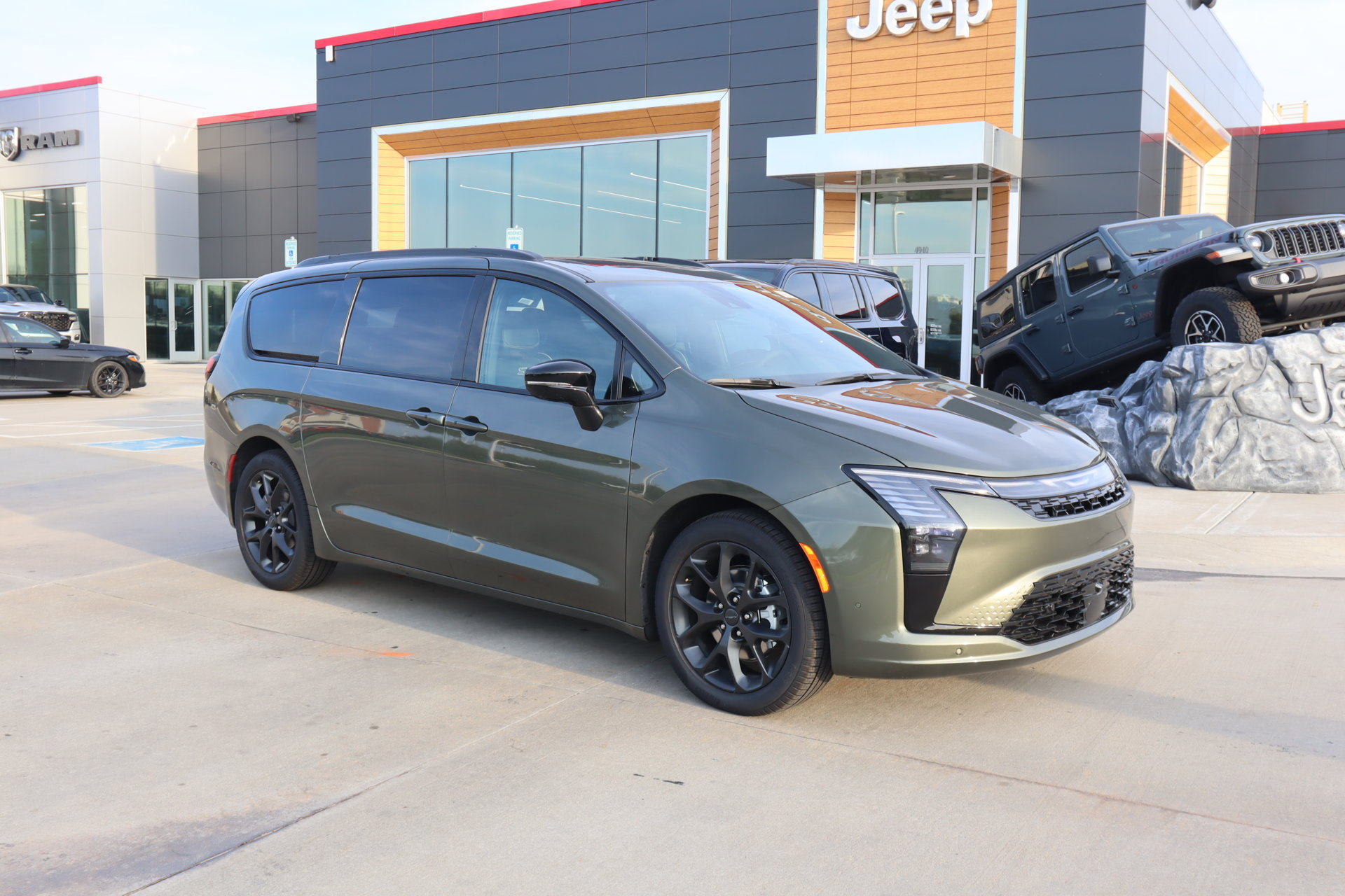New 2027 Chrysler Pacifica Limited FWD 360° Tour