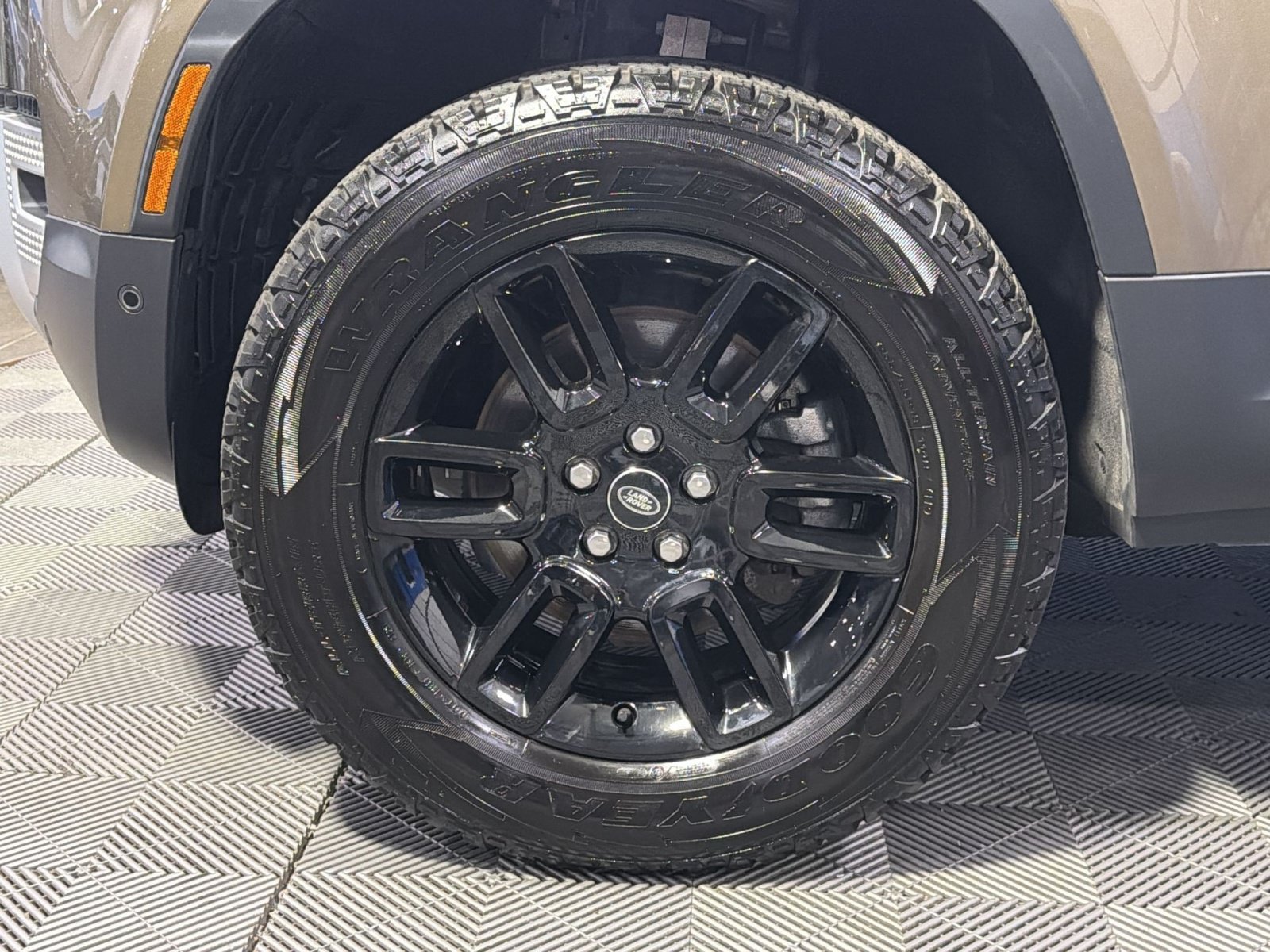 Used 2025 Land Rover Defender 110 S AWD/4WD image 17