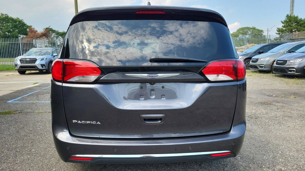Used 2019 Chrysler Pacifica Touring-L image 9
