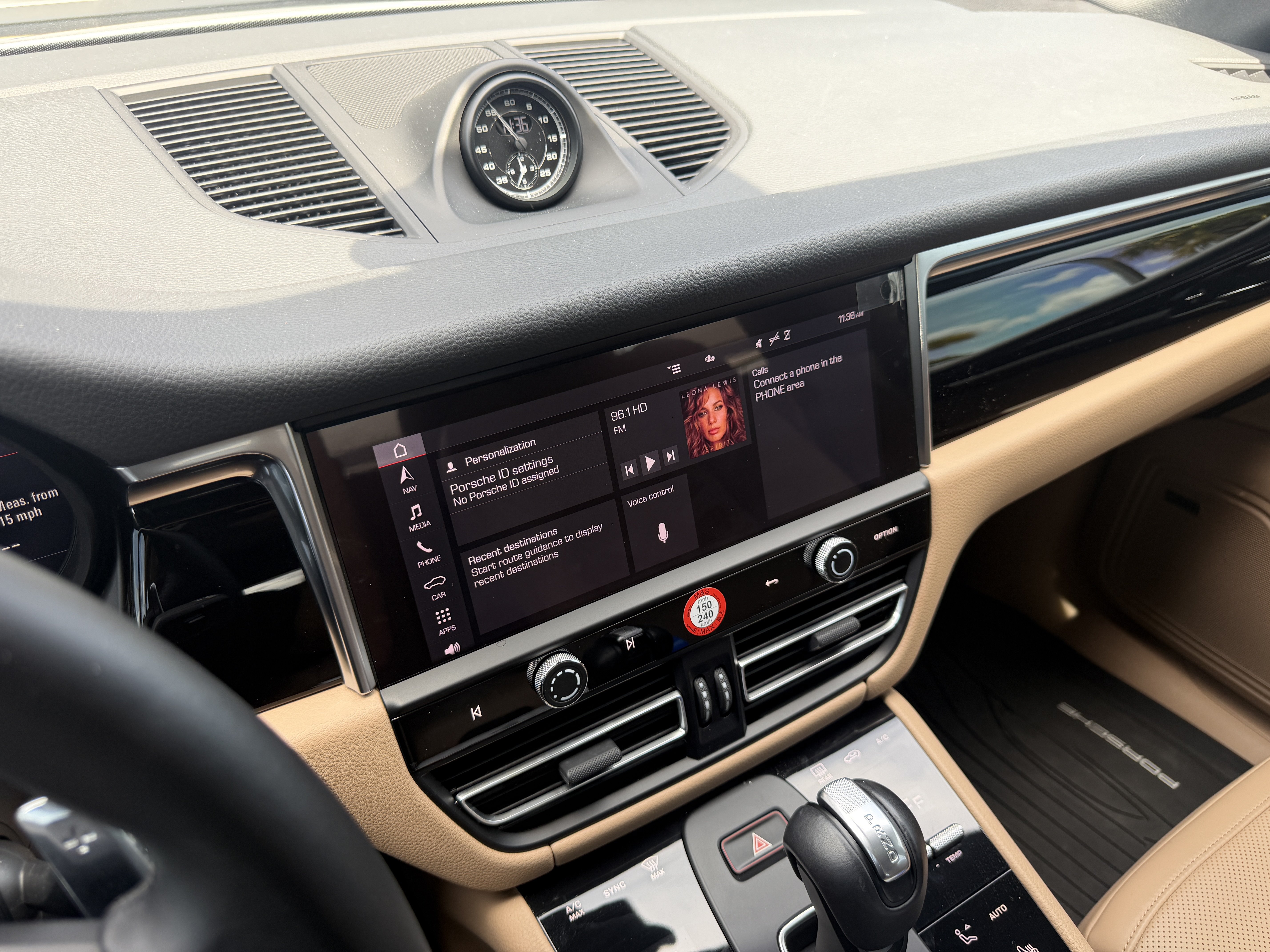 Certified 2024 Porsche Macan AWD/4WD image 29