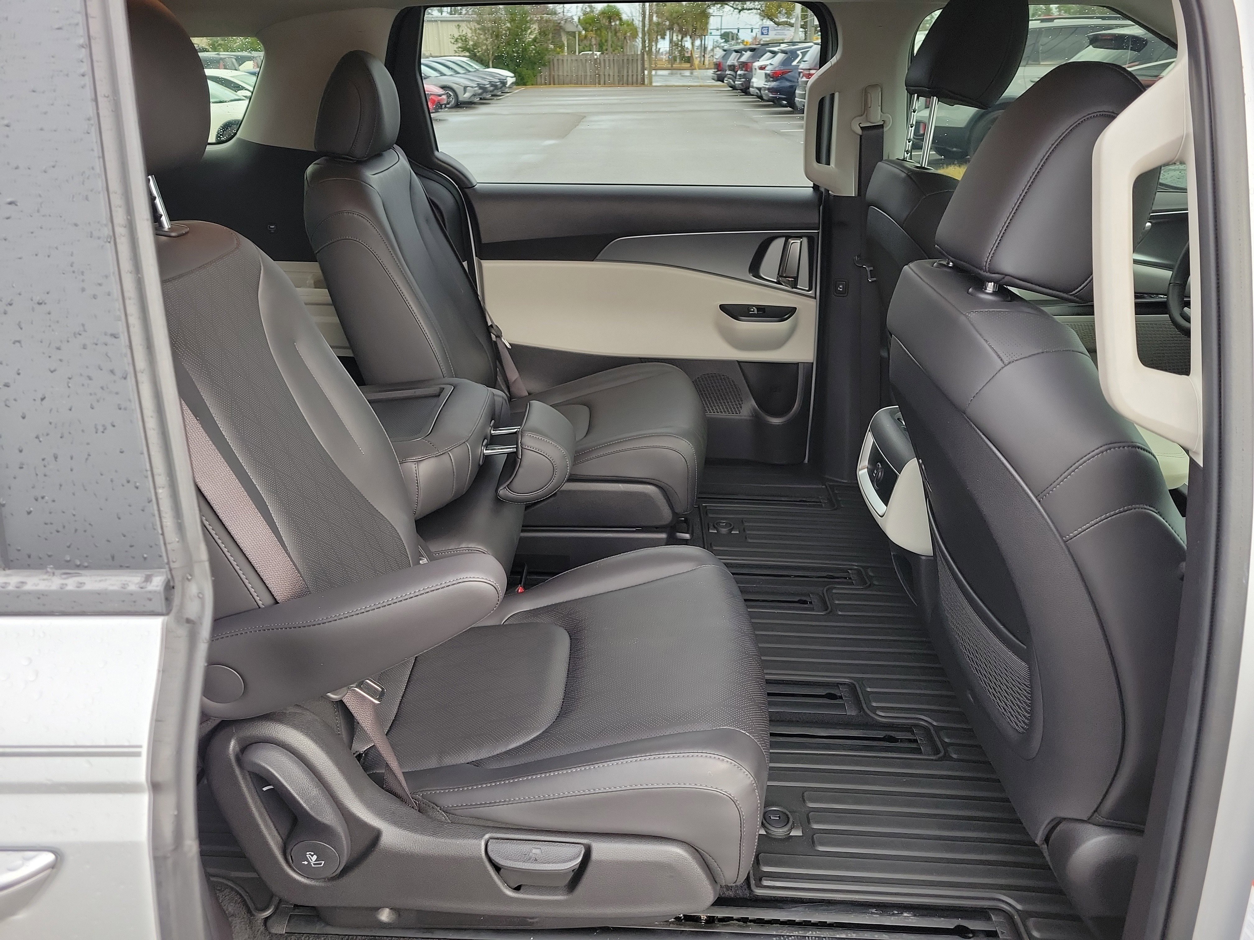 Certified 2023 Kia Carnival LX image 12