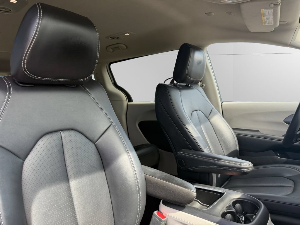 Used 2024 Chrysler Pacifica Limited FWD image 13