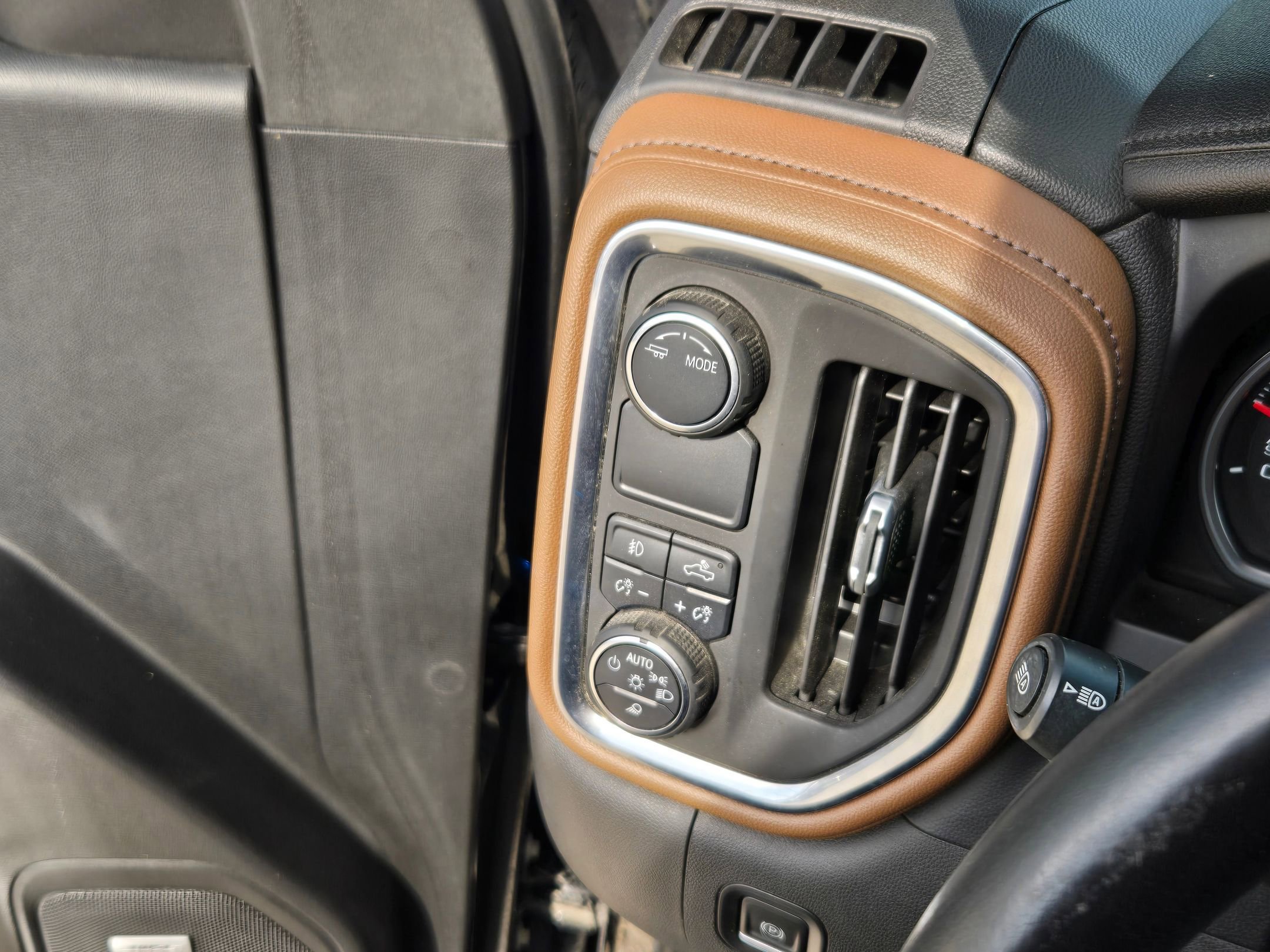 Used 2021 Chevrolet Silverado 1500 High Country w/ Technology Package image 24