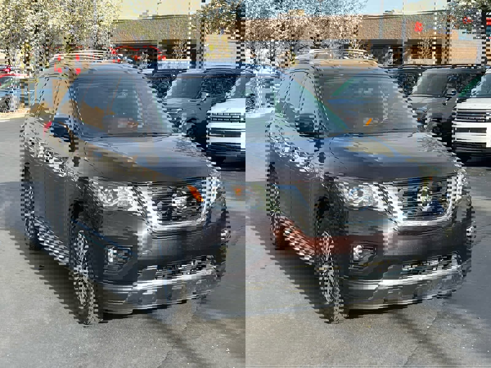 Used 2019 Nissan Pathfinder SL image 4