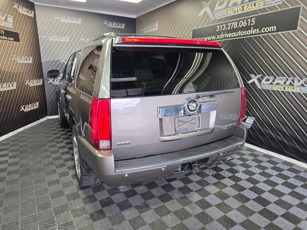 Used 2012 Cadillac Escalade Luxury RWD image 11
