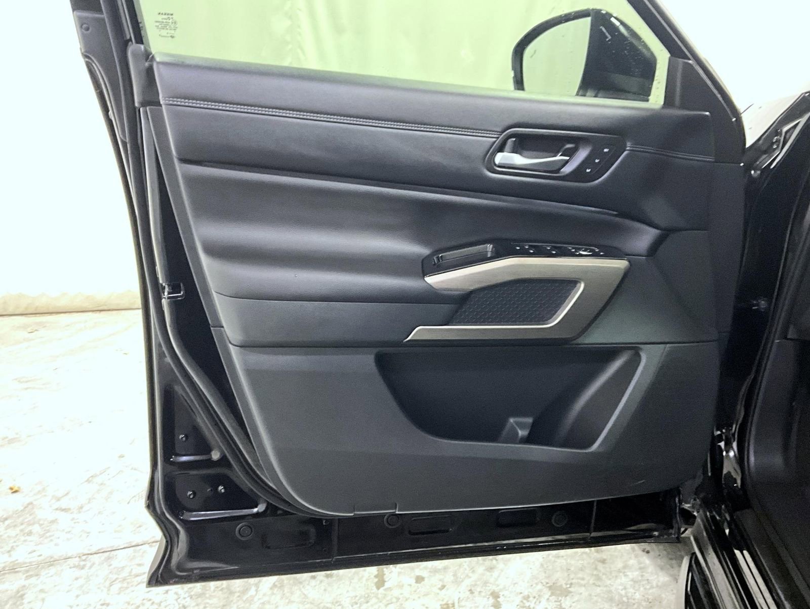 Used 2023 Nissan Pathfinder Platinum image 9