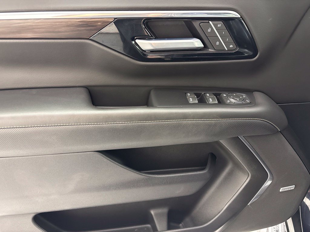 Used 2025 Chevrolet Suburban Premier AWD/4WD image 26