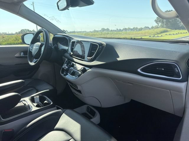 Used 2023 Chrysler Pacifica Touring-L FWD image 15