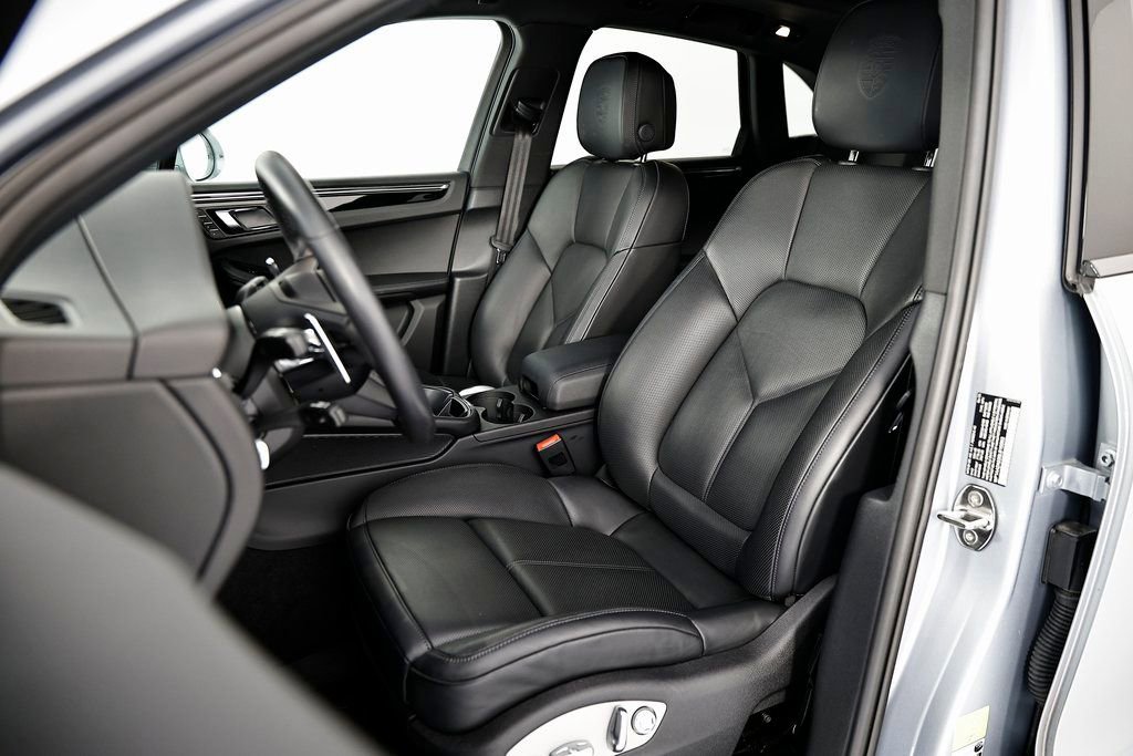 Certified 2025 Porsche Macan image 5