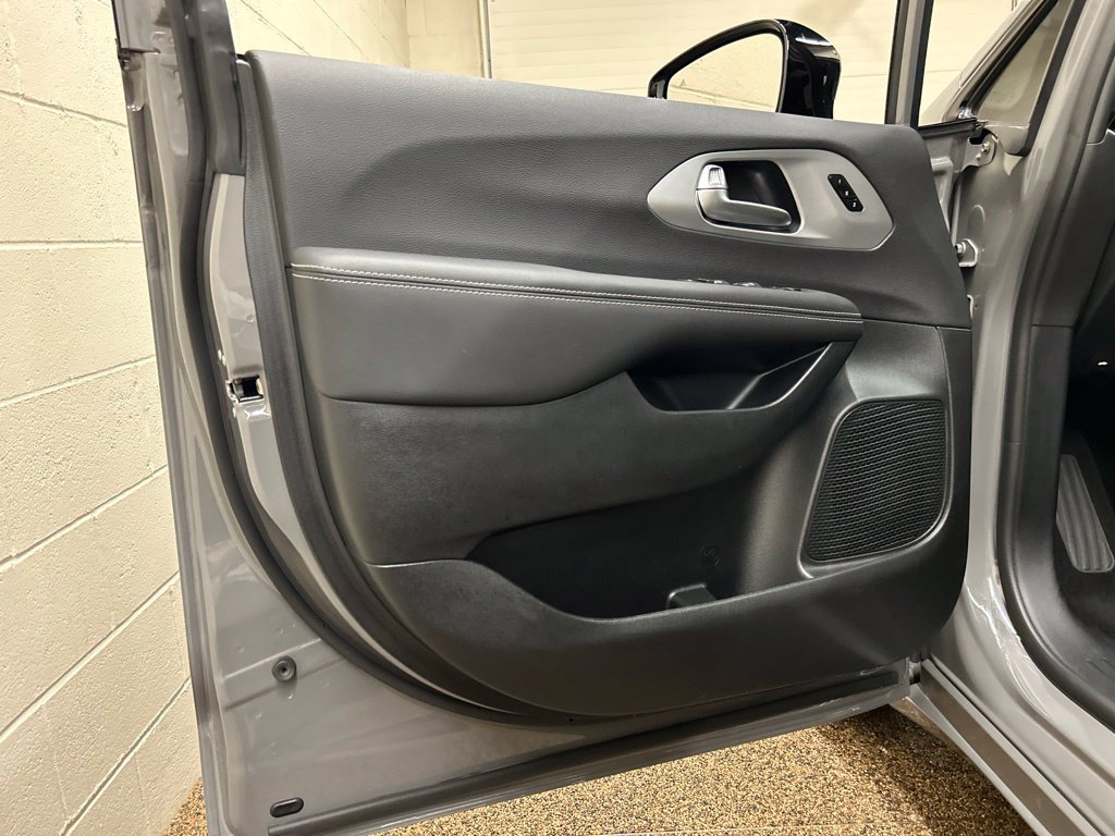 Used 2025 Chrysler Pacifica Limited FWD image 17