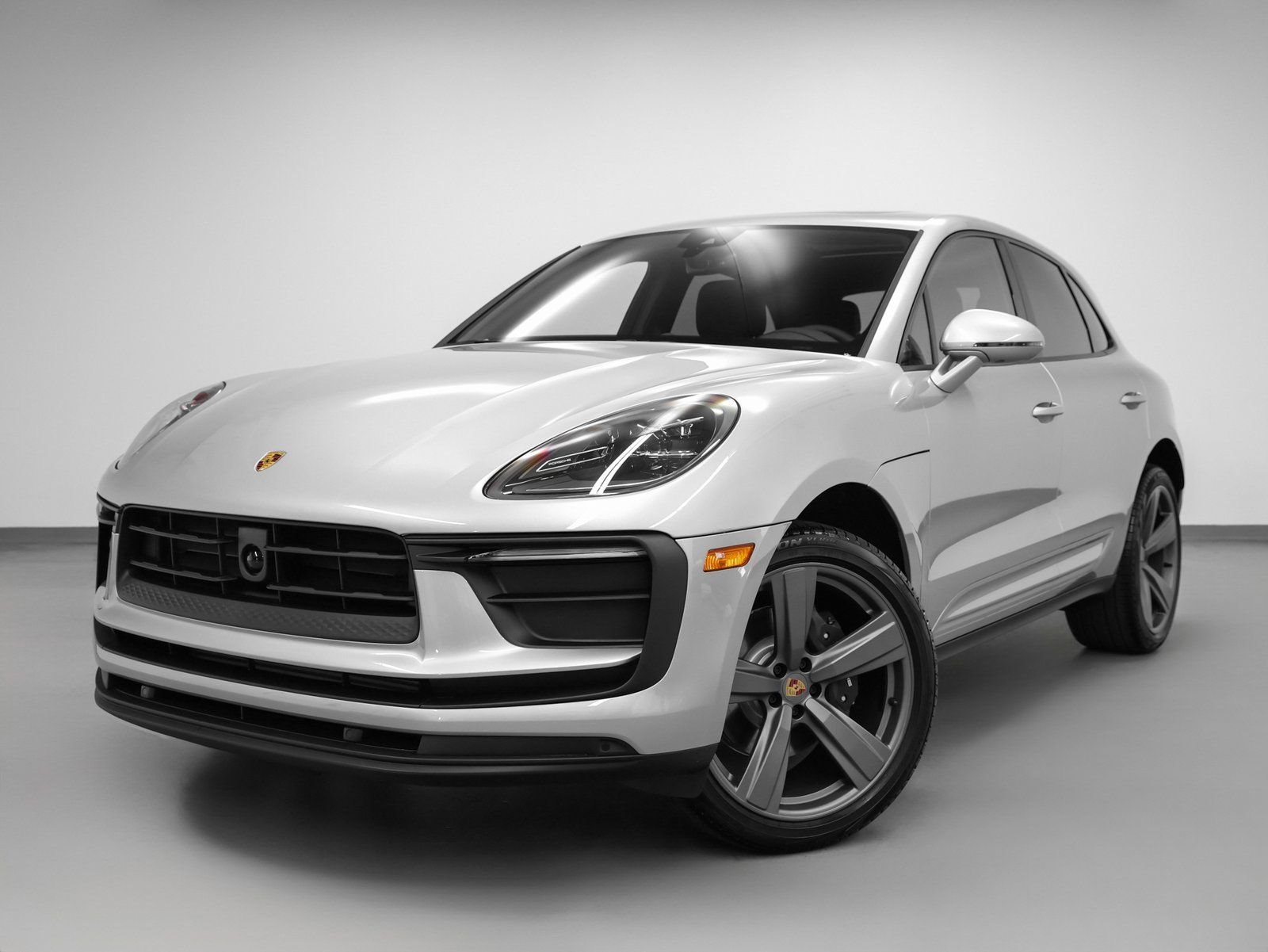 Certified 2025 Porsche Macan image 1